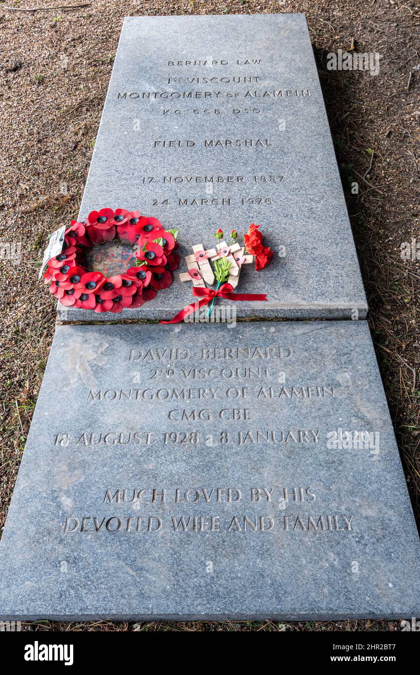 Tomba di Bernard legge 1st Visconte Montgomery di Alamein, Maresciallo britannico di campo conosciuto come Monty, Santa Croce Chiesa, Binsted, Hampshire, Inghilterra, REGNO UNITO Foto Stock