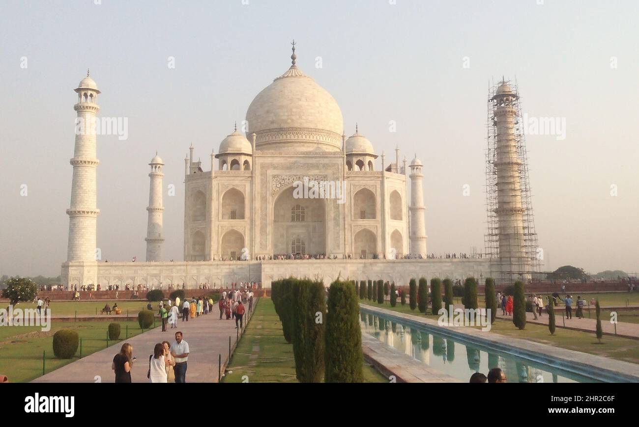 Il Taj mahal è un mausoleo di marmo bianco avorio sulla riva meridionale del fiume yamuna. Fu commissionato dall'imperatore Mughal Shah Jahan nell'anno 1632. Foto Stock
