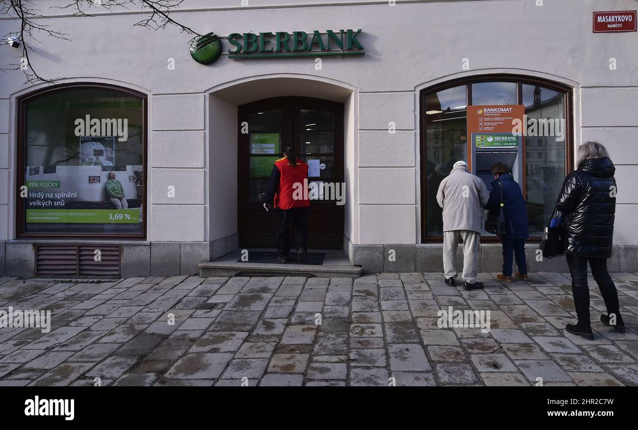 Jihlava, Repubblica Ceca. 25th Feb 2022. Le persone sono viste fuori dal ramo della banca russa Sberbank a Jihlava, Repubblica Ceca, il 25 febbraio 2022. In relazione all'attacco dell'esercito russo contro l'Ucraina, il presidente americano Joe Biden ha annunciato sanzioni economiche contro le banche russe Sberbank e VTB. Credit: Lubos Pavlicek/CTK Photo/Alamy Live News Foto Stock