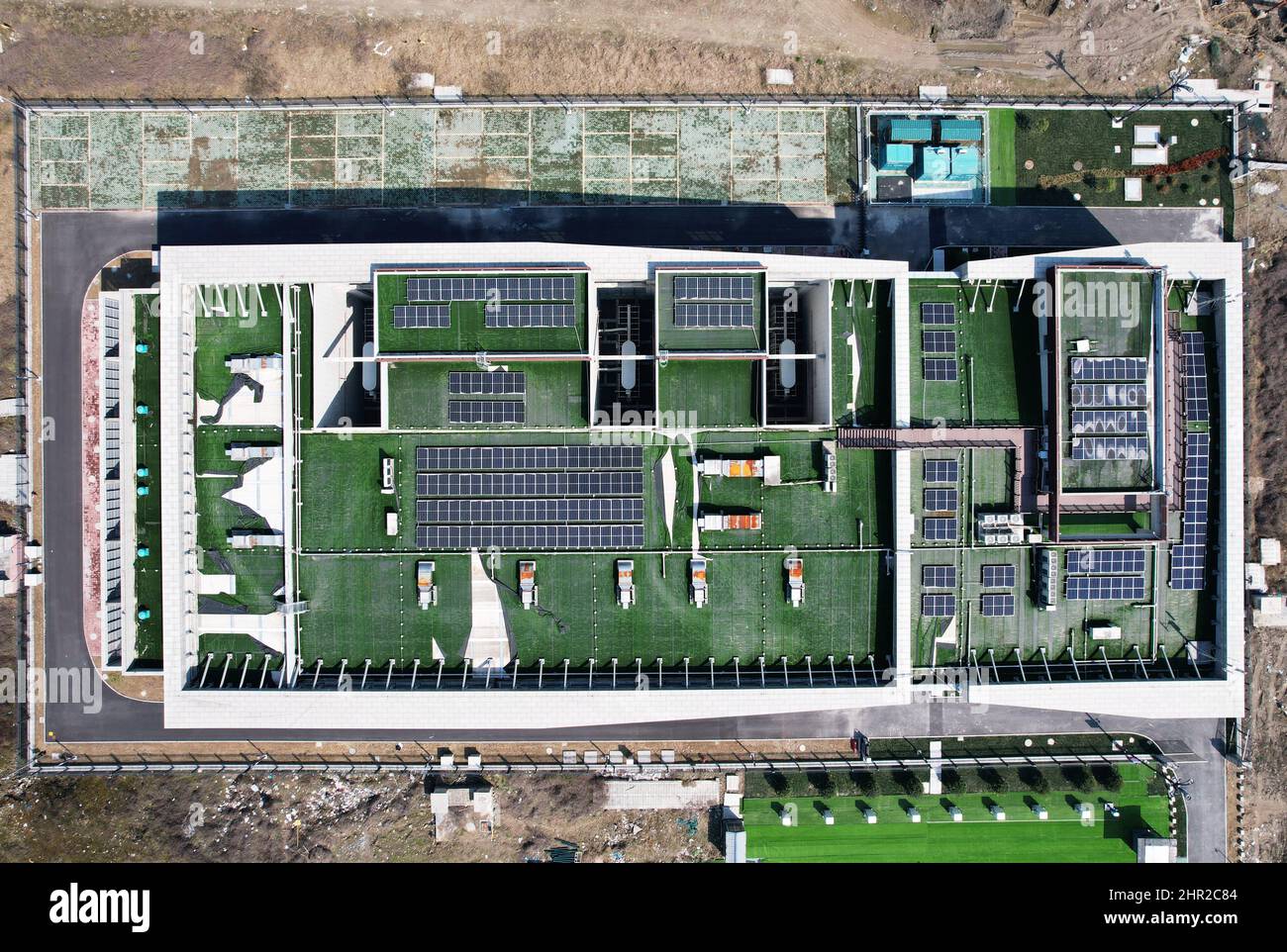 Hangzhou, Hangzhou, Cina. 25th Feb 2022. Il 24 febbraio 2022, recentemente, la sottostazione del 220 kV secolo (indicata come Century Bian) della rete statale Hangzhou Xiaoshan Power Supply Company situata nella sezione Asian Games Village di Hangzhou ha ricevuto il ''Carbon Neutrality Certificate' rilasciato dalla China Classification Society Quality Certification Co., Ltd., Il contrassegno che la sottostazione è diventata la prima sottostazione ''neutrale di carbonio'' 220kV certificata da un'organizzazione autorevole in China.Century Substation si trova nel lato nord-ovest del Villaggio Asiatico dei Giochi di Hangzhou. L'intero Foto Stock