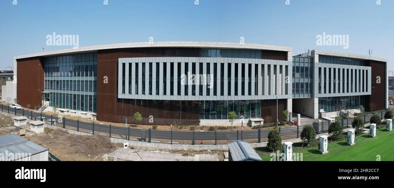 Hangzhou, Hangzhou, Cina. 25th Feb 2022. Il 24 febbraio 2022, recentemente, la sottostazione del 220 kV secolo (indicata come Century Bian) della rete statale Hangzhou Xiaoshan Power Supply Company situata nella sezione Asian Games Village di Hangzhou ha ricevuto il ''Carbon Neutrality Certificate' rilasciato dalla China Classification Society Quality Certification Co., Ltd., Il contrassegno che la sottostazione è diventata la prima sottostazione ''neutrale di carbonio'' 220kV certificata da un'organizzazione autorevole in China.Century Substation si trova nel lato nord-ovest del Villaggio Asiatico dei Giochi di Hangzhou. L'intero Foto Stock