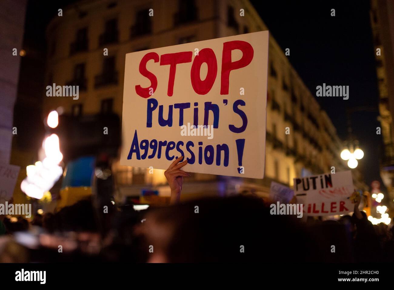 La gente protesta contro l'invasione dell'Ucraina da parte della Russia a Barcellona, Spagna, il 25 febbraio 2022. Le città ucraine e le basi militari sono state attaccate b Foto Stock
