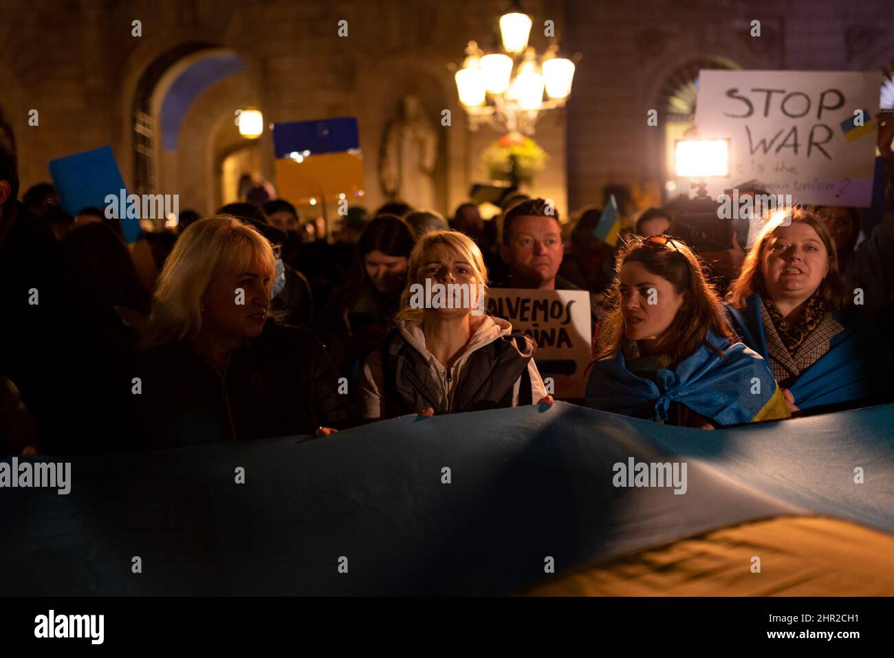 La gente protesta contro l'invasione dell'Ucraina da parte della Russia a Barcellona, Spagna, il 25 febbraio 2022. Le città ucraine e le basi militari sono state attaccate b Foto Stock