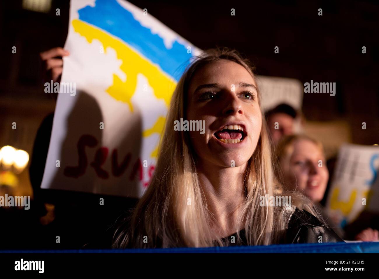 La gente protesta contro l'invasione dell'Ucraina da parte della Russia a Barcellona, Spagna, il 25 febbraio 2022. Le città ucraine e le basi militari sono state attaccate b Foto Stock