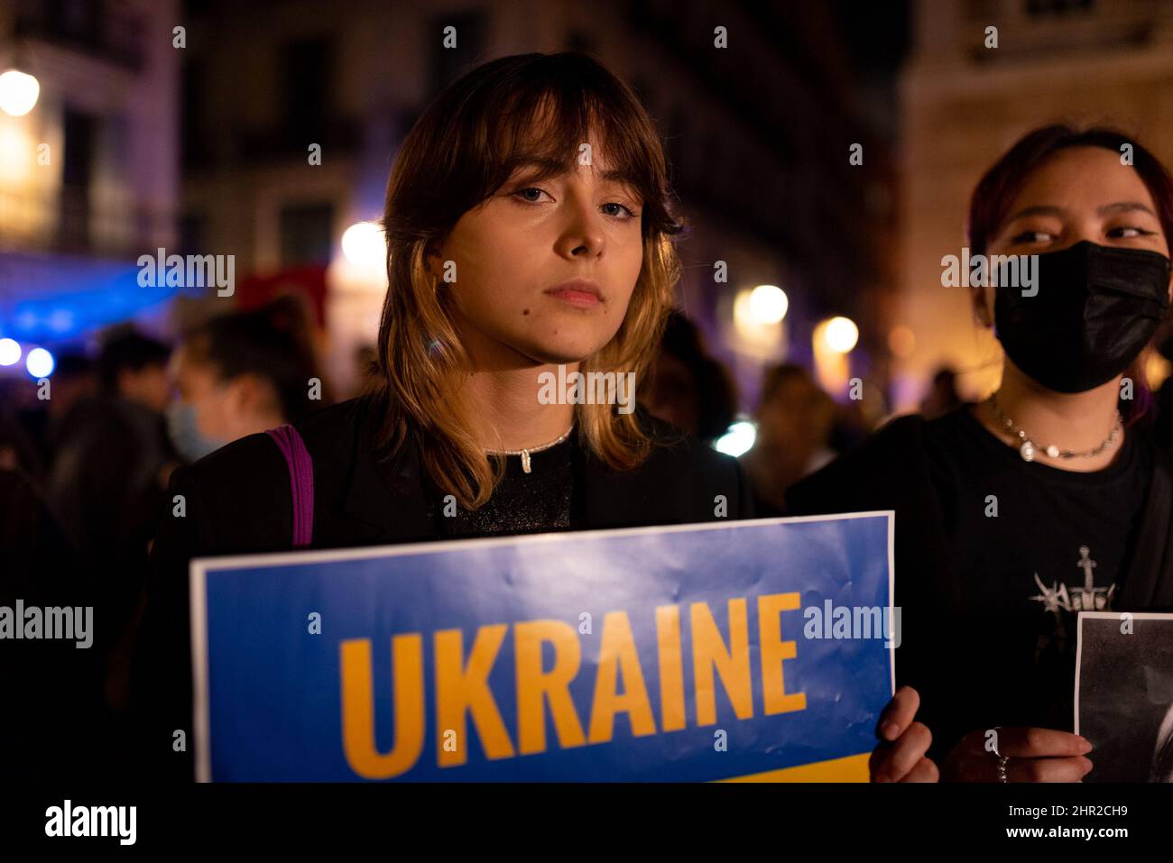 La gente protesta contro l'invasione dell'Ucraina da parte della Russia a Barcellona, Spagna, il 25 febbraio 2022. Le città ucraine e le basi militari sono state attaccate b Foto Stock