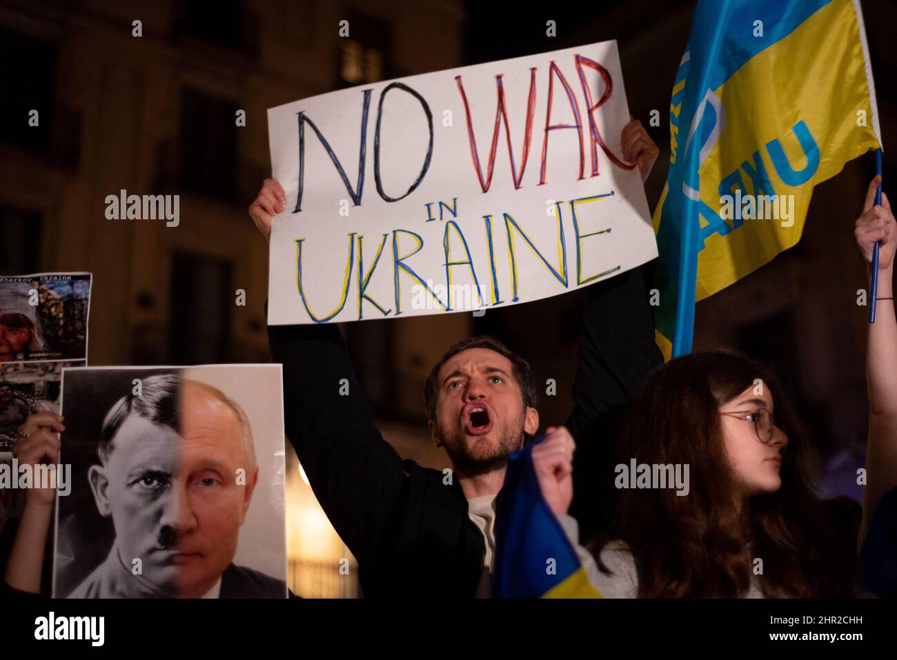 La gente protesta contro l'invasione dell'Ucraina da parte della Russia a Barcellona, Spagna, il 25 febbraio 2022. Le città ucraine e le basi militari sono state attaccate b Foto Stock