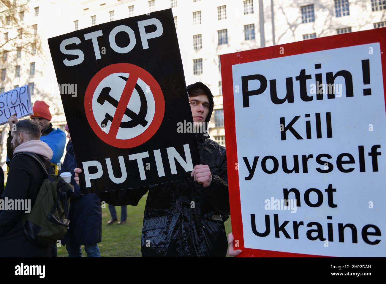 I cittadini ucraini che vivono a Londra si sono riuniti di fronte a Downing Street per esprimere la loro rabbia per l'invasione russa dell'Ucraina. Foto Stock