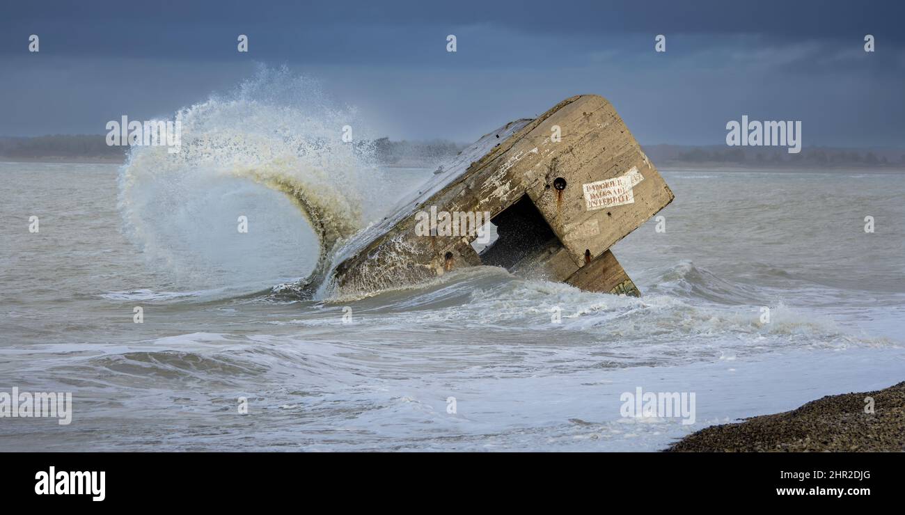 Vagues sur le Blockhaus du Hourdel sur la route blanche proche du Hourdel de Brighton et cayeux sur mer Foto Stock