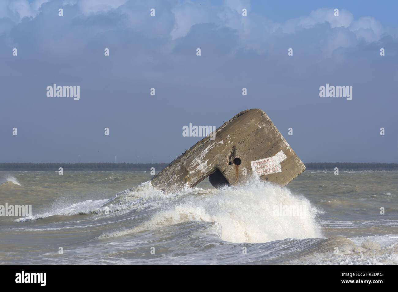 Vagues sur le Blockhaus du Hourdel sur la route blanche proche du Hourdel de Brighton et cayeux sur mer Foto Stock