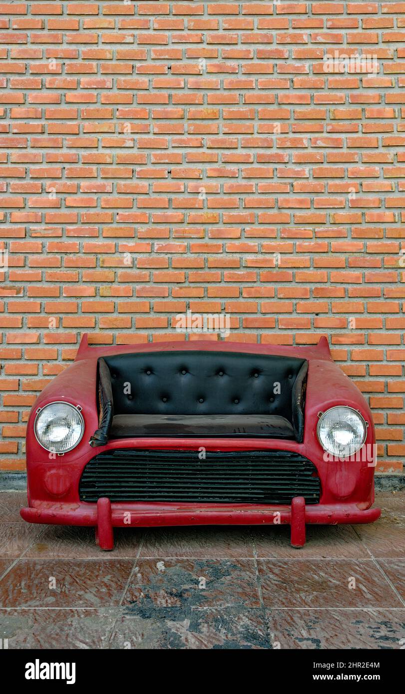 Un divano auto rosso con tappezzeria nera, su sfondo isolato con percorso di taglio Foto Stock