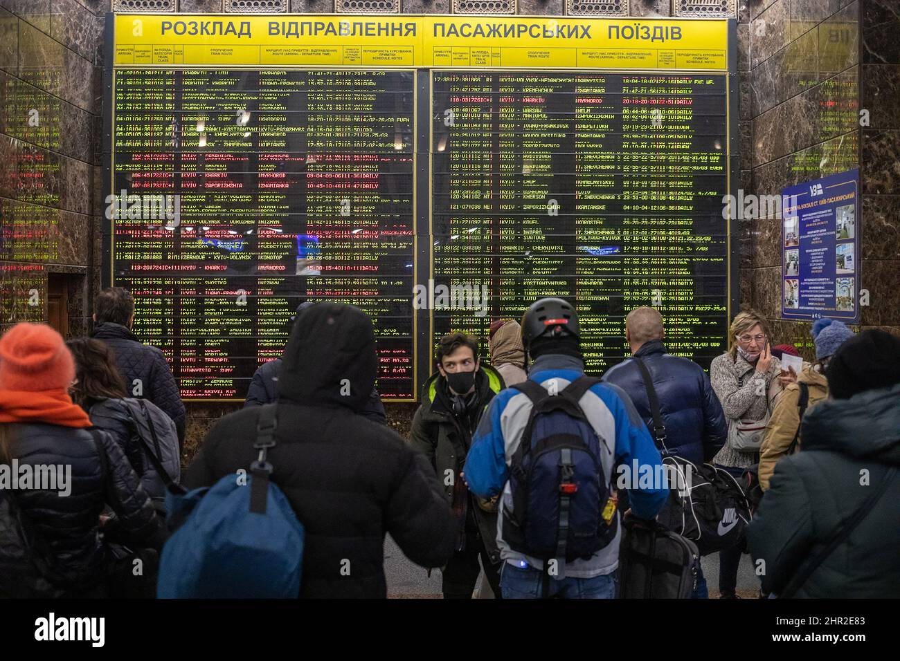 Kiev, Ucraina. 25th Feb 2022. Gli ucraini riposano nella stazione ferroviaria di Kyiv mentre prendono rifugio a Kyiv, Ucraina, giovedì 24 febbraio 2022. La Russia ha lanciato un’invasione su vasta scala dell’Ucraina, scatenando attacchi aerei su città e basi militari. Foto di Oleksandr Khomenko/ Credit: UPI/Alamy Live News Foto Stock