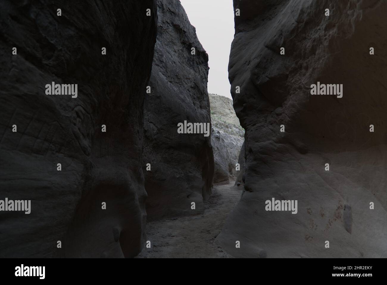 Le strette mura del sentiero Los Hoyos nel deserto grigio di Tatacoa, Colombia Foto Stock