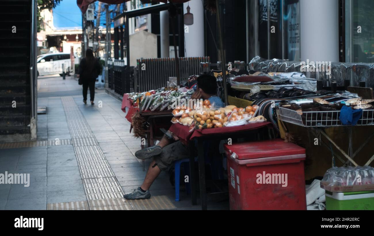 Sidewalk Vender ingresso skytrain Sukhumvit Road aka Highway 3 Asoke Bangkok Thailandia Foto Stock