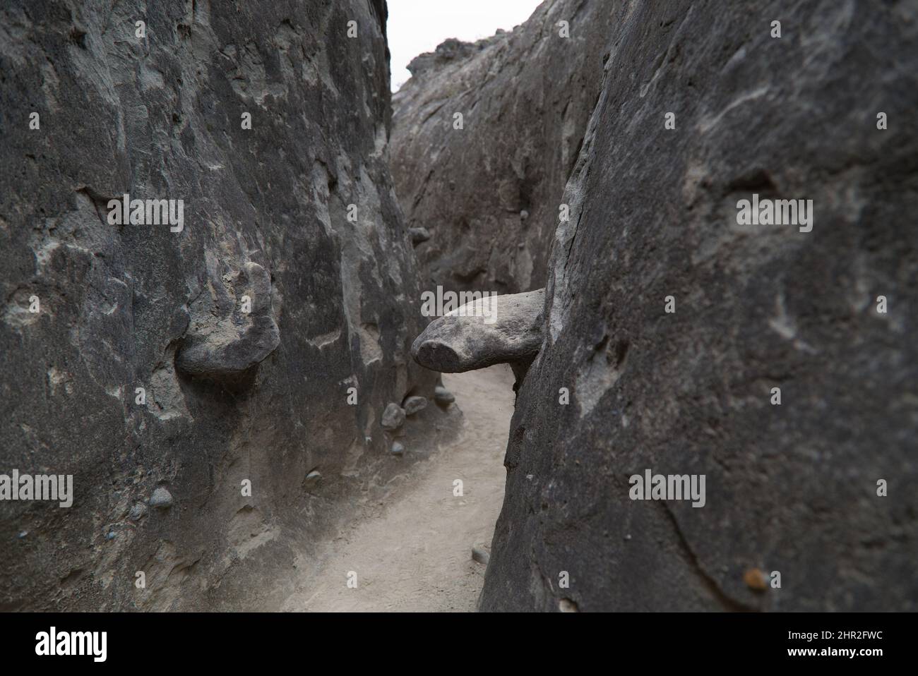 Le strette mura del sentiero Los Hoyos nel deserto grigio di Tatacoa, Colombia Foto Stock