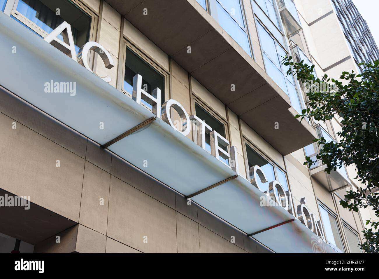 VALENCIA, SPAGNA - 22 FEBBRAIO 2022: AC Hotels by Marriott è una catena alberghiera spagnola che appartiene al gruppo alberghiero Marriott International degli Stati Uniti Foto Stock