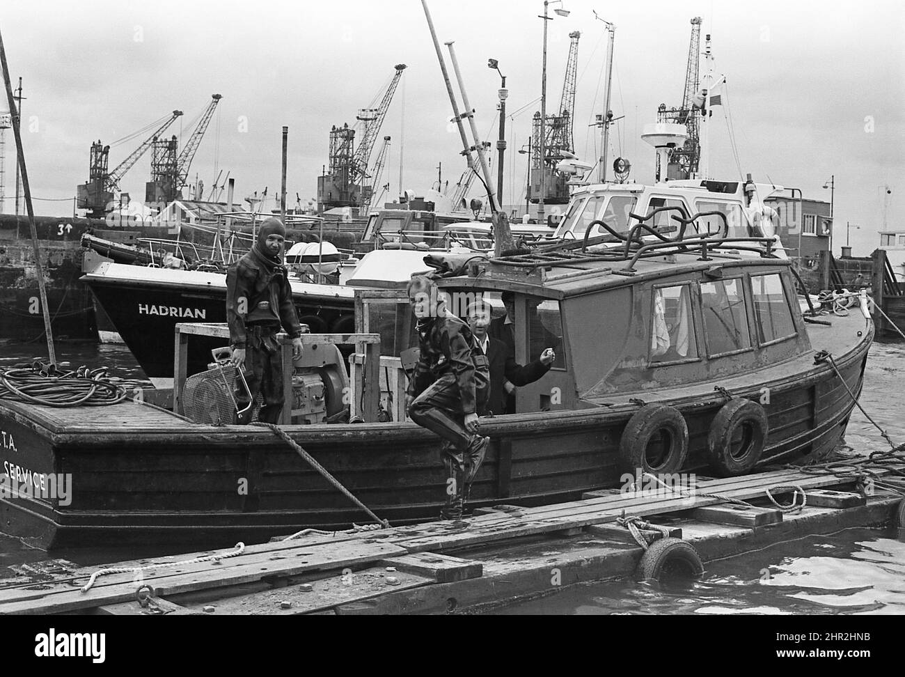 SPARATO 110 Port of Tyne diving team con il workboat a Tyne Dock con il pilota Adriano alle spalle cerca 1980 Foto Stock