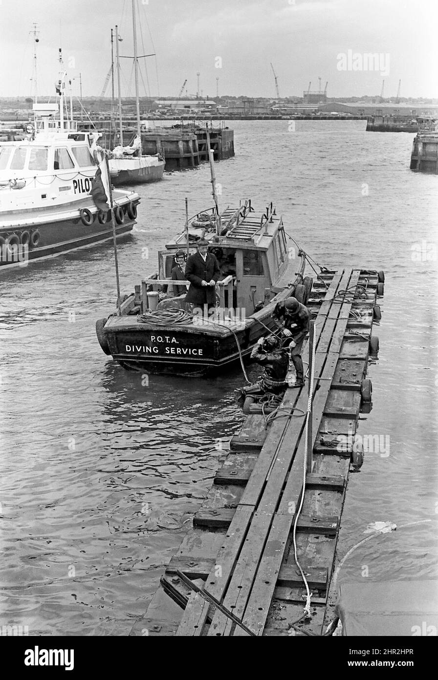 SPARATO 111 Port of Tyne diving team con il workboat a Tyne Dock con il pilota Adriano alle spalle cerca 1980 Foto Stock