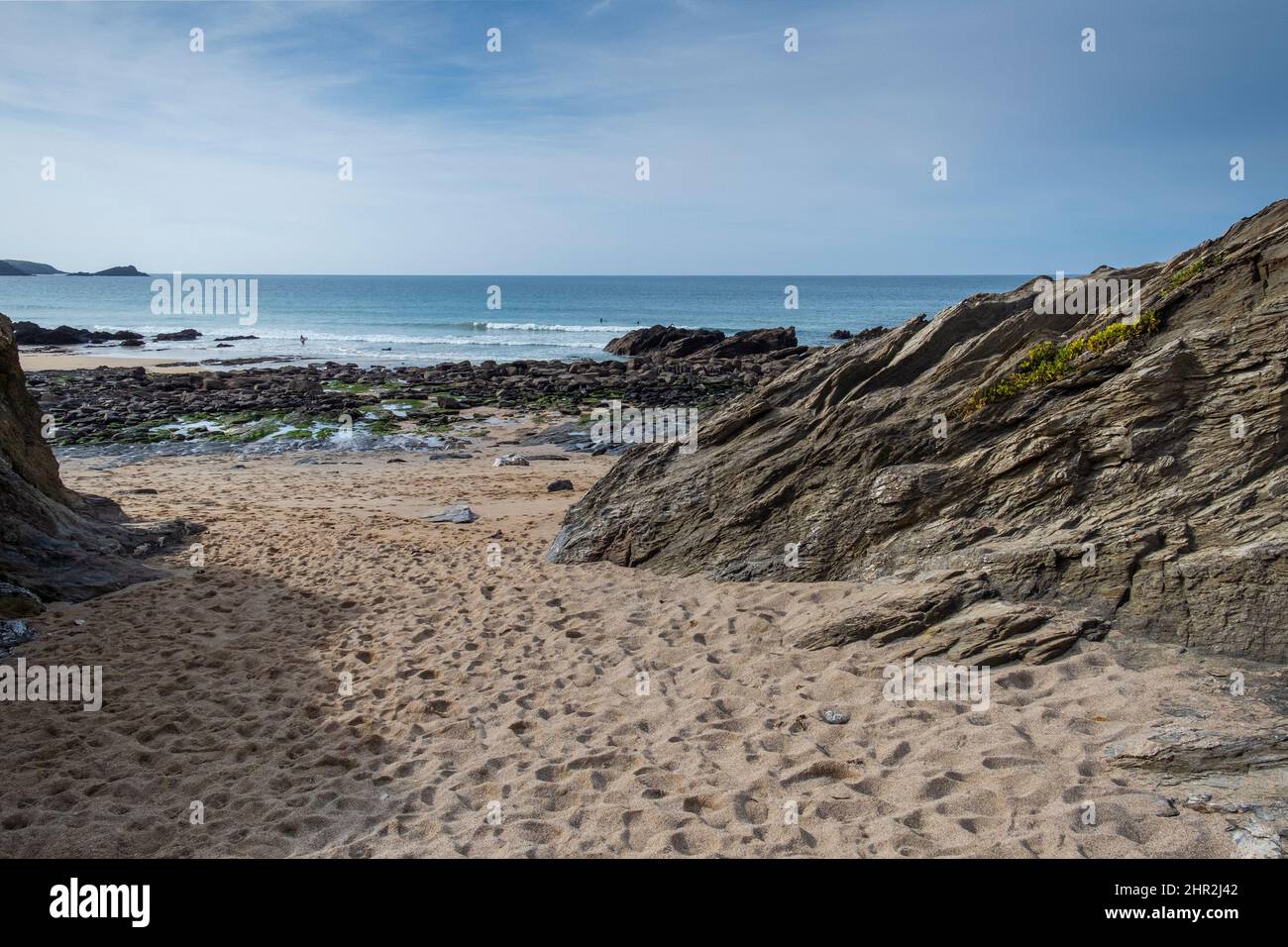 Bassa marea presso l'appartata piccola spiaggia Fistral a Newquay in Cornovaglia. Foto Stock