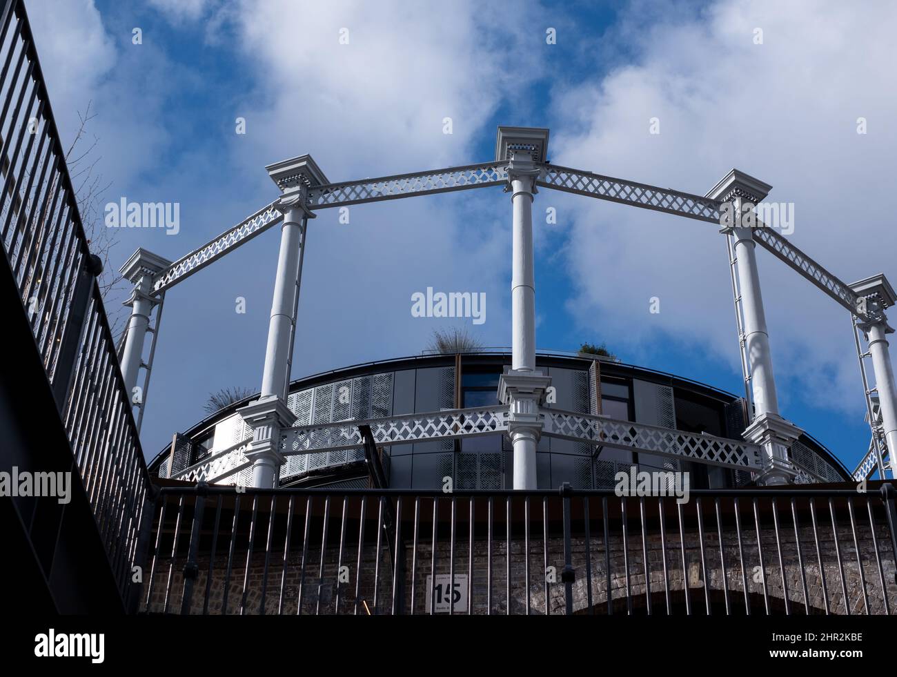Gasholders building: Blocco di appartamenti costruiti all'interno di disusato storico vittoriano detentore di gas a King's Cross, Londra UK. Fotografato da Coal Drops Yard. Foto Stock