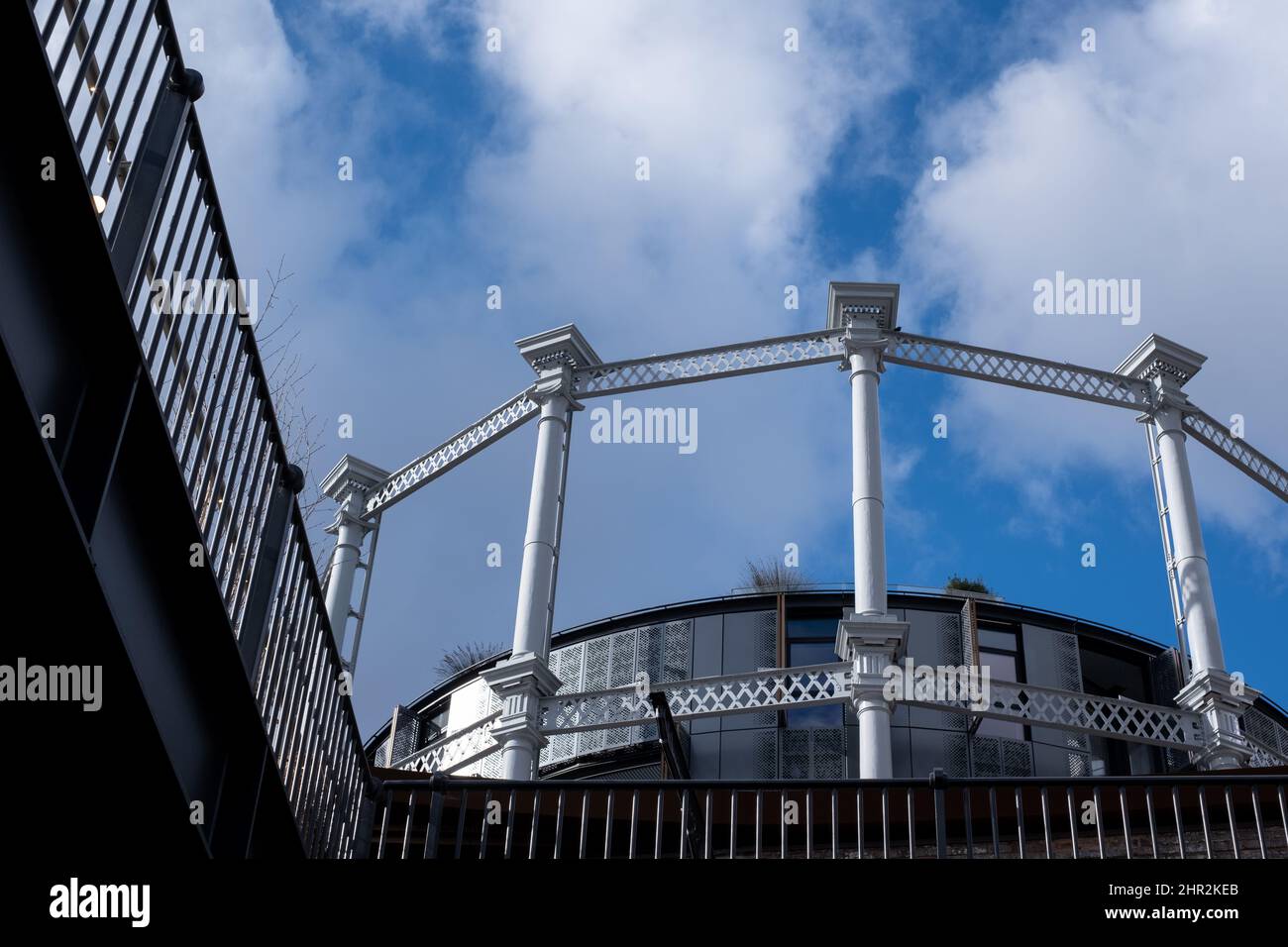 Gasholders building: Blocco di appartamenti costruiti all'interno di disusato storico vittoriano detentore di gas a King's Cross, Londra UK. Fotografato da Coal Drops Yard. Foto Stock