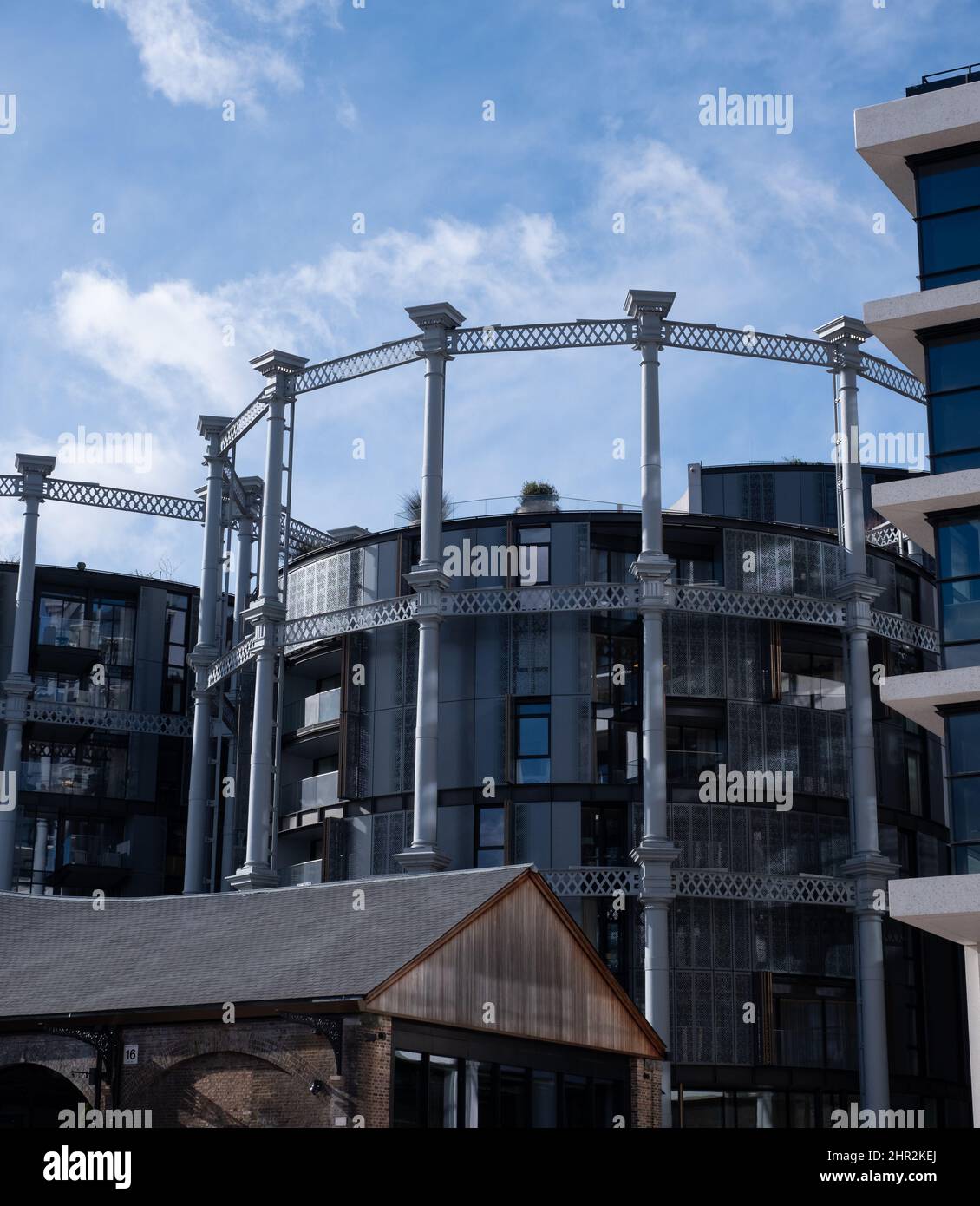 Gasholders building: Blocco di appartamenti costruiti all'interno di disusato storico vittoriano detentore di gas a King's Cross, Londra UK. Fotografato da Coal Drops Yard. Foto Stock