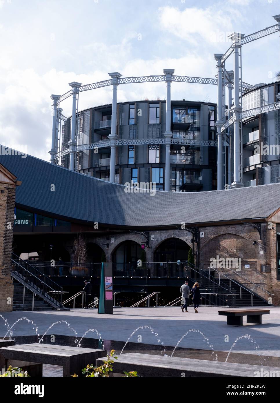 Gasholders building: Blocco di appartamenti costruiti all'interno di disusato storico vittoriano detentore di gas a King's Cross, Londra UK. Fotografato da Coal Drops Yard. Foto Stock