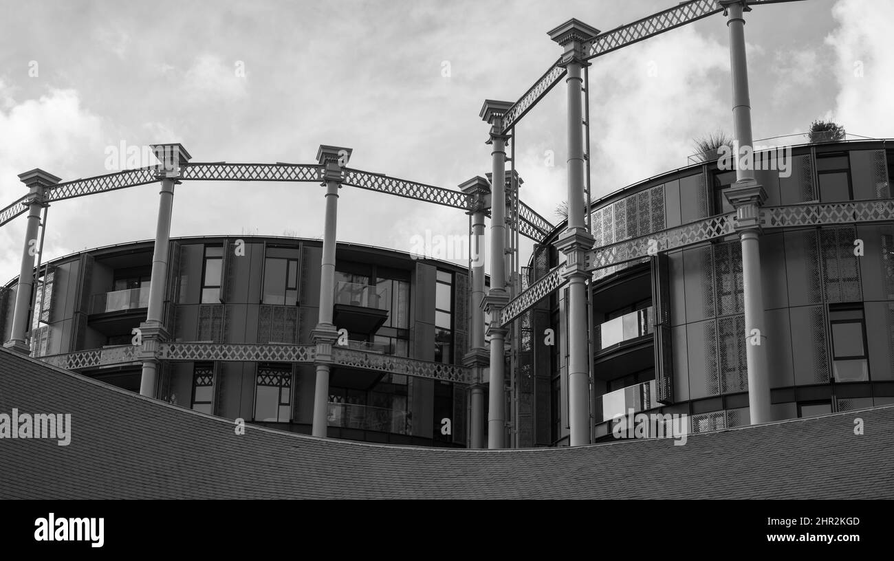 Gasholders building: Blocco di appartamenti costruiti all'interno di disusato storico vittoriano detentore di gas a King's Cross, Londra UK. Fotografato da Coal Drops Yard. Foto Stock