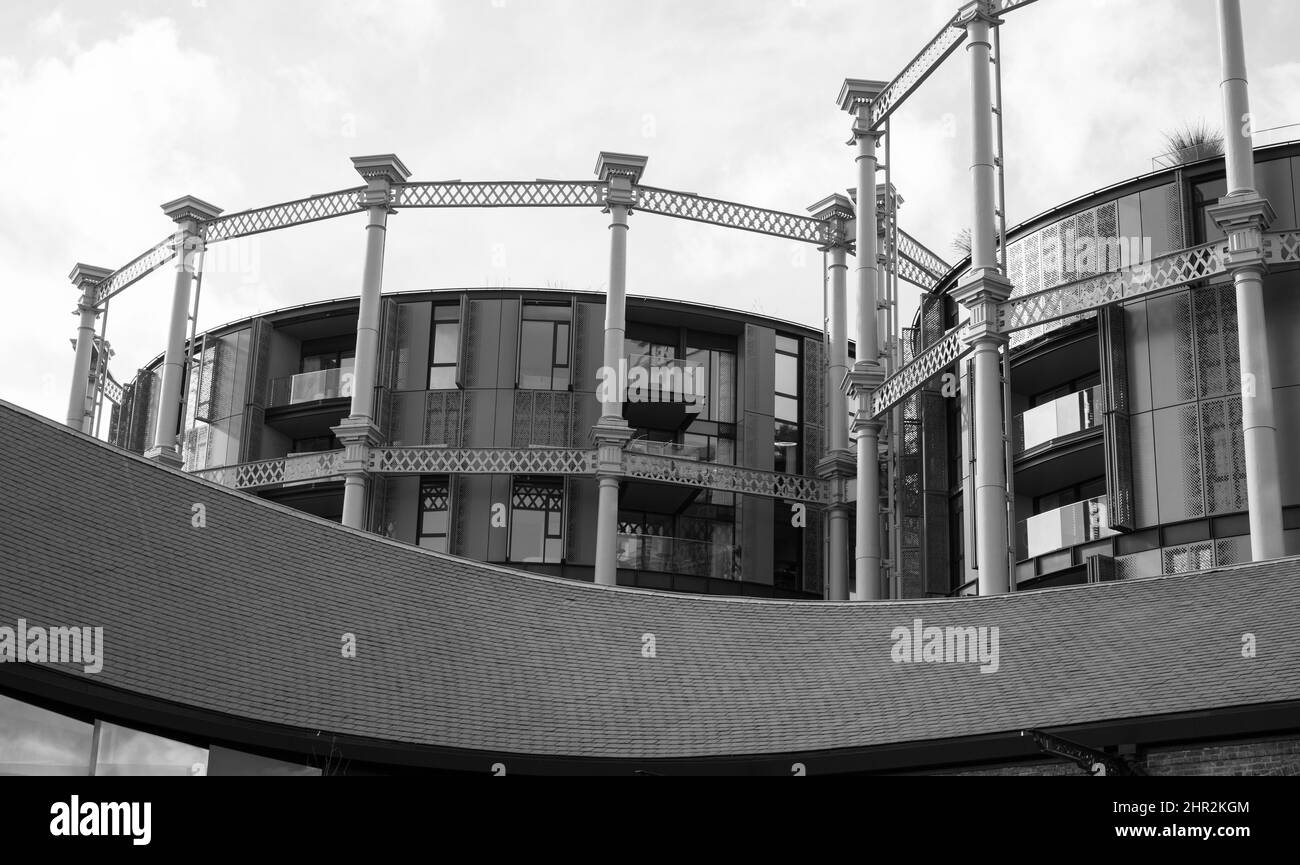 Gasholders building: Blocco di appartamenti costruiti all'interno di disusato storico vittoriano detentore di gas a King's Cross, Londra UK. Fotografato da Coal Drops Yard. Foto Stock