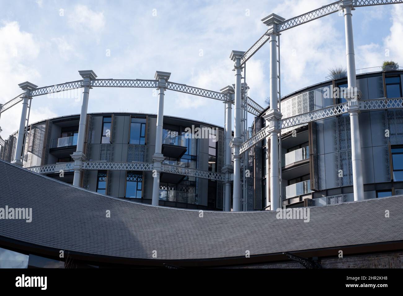 Gasholders building: Blocco di appartamenti costruiti all'interno di disusato storico vittoriano detentore di gas a King's Cross, Londra UK. Fotografato da Coal Drops Yard. Foto Stock
