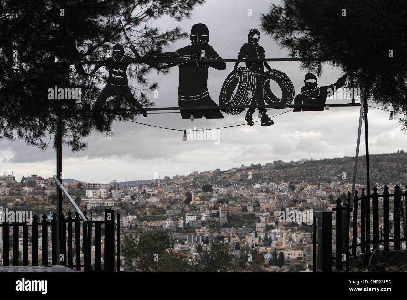 Cisgiordania, Palestina. 25th Feb 2022. I tagli ai manifestanti palestinesi sono esposti sul villaggio di Beita nella Cisgiordania occupata, una scena di frequenti proteste contro gli insediamenti israeliani. Credit: SOPA Images Limited/Alamy Live News Foto Stock