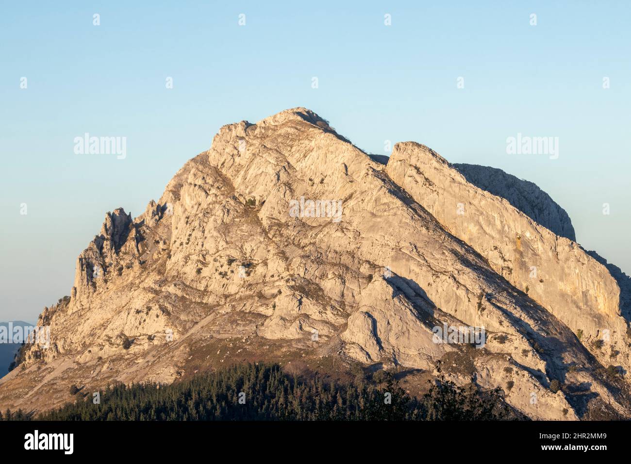 cime rocciose dei monti urkiola nei paesi baschi Foto Stock