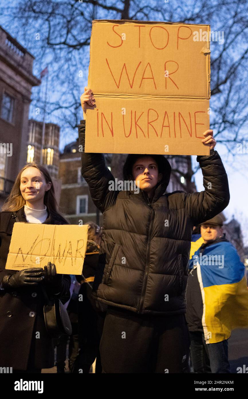 Londra, Regno Unito. 24th Feb 2022. Ucraini e sostenitori protestano fuori Downing Street mentre le forze russe attaccano e occupano regioni dell'Ucraina. I manifestanti chiedono che la guerra si arresti e Boris Johnson emette sanzioni contro la Russia, alcuni paragonano Putin a Hitler. Credit: Joao Daniel Pereira/Alamy Live News Foto Stock