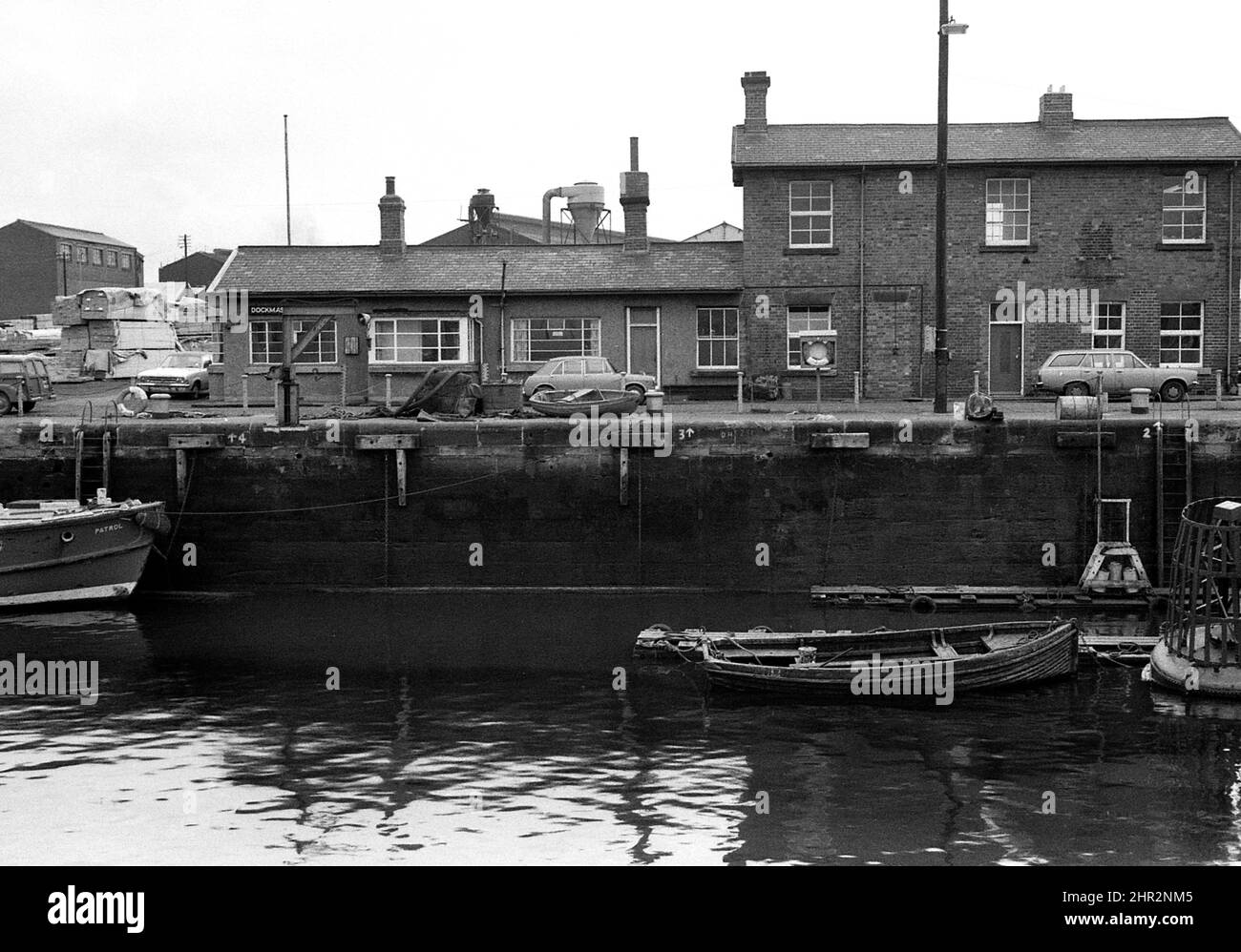SHOT 225 Porto di Tyne Dockmaster e uffici subacquei e barca da lavoro Tyne Dock South Shields cerca 1977 Foto Stock