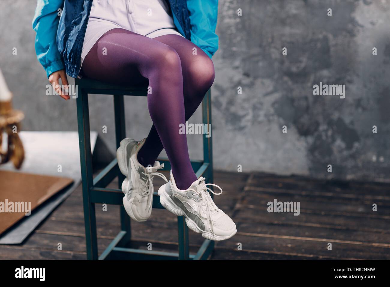Giovane donna sportiva stile 80 e 90. 90s moda gambe collant close up ragazza Foto Stock
