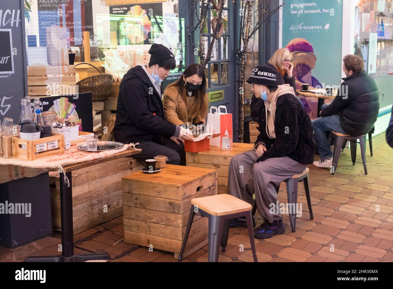 Intorno alla città universitaria di Oxford, Oxfordshire Regno Unito seduto nel Cafe nel mercato coperto Foto Stock