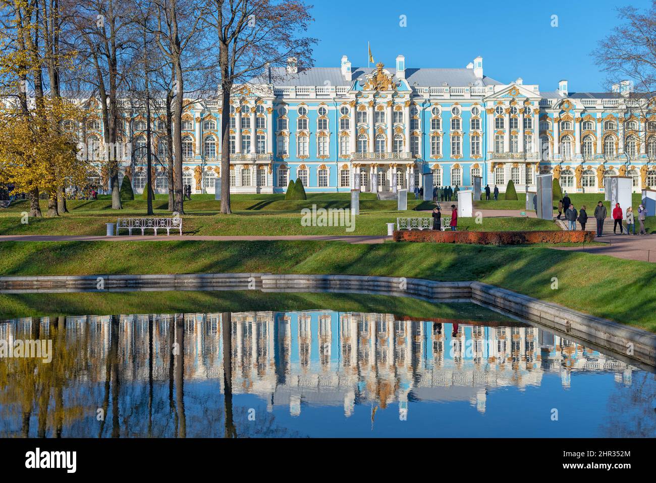 Tsarskoye Selo, Saint-Petersburg, Russia – 1 novembre 2020: Il Palazzo di Caterina si riflette nell'acqua dello Stagno dello specchio. Il Parco Catherine Foto Stock