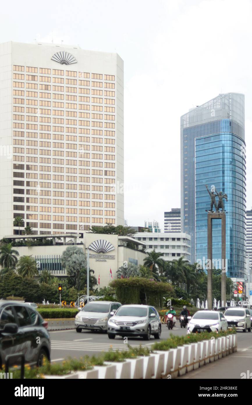 Situazione del traffico in business distric Thamrin Street Jakarta Indonesia, con sfondo icona, Patung Selamat Datang, accogliente Statua, Jakarta Foto Stock
