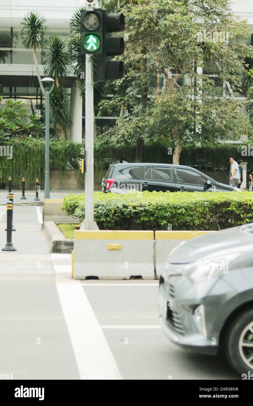 Semaforo per le persone che attraversano la strada nella zona pedonale, sulla strada principale Thamrin Street, Jakarta Indonesia Foto Stock