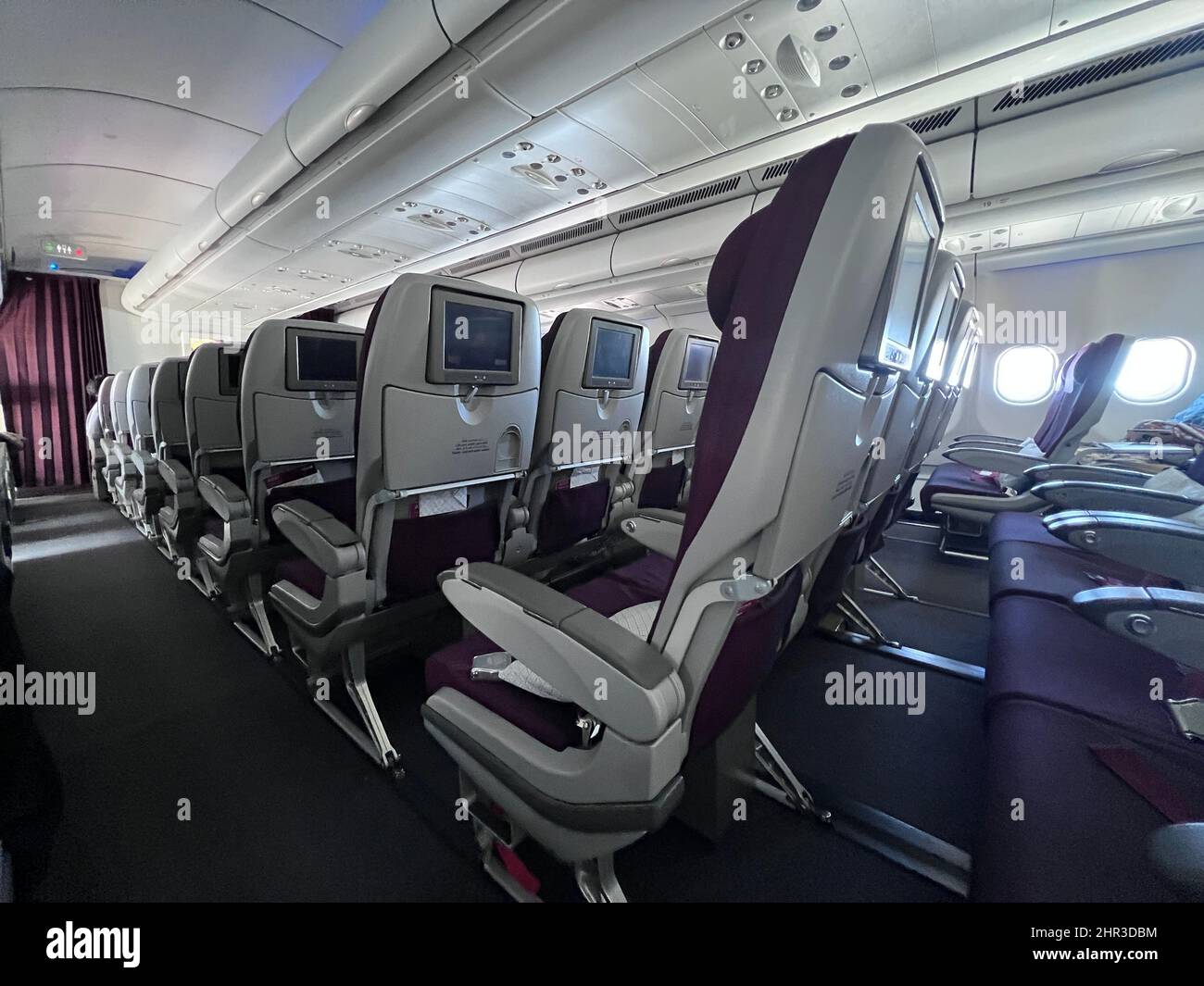 L'interno dell'aeromobile. Cabina vuota dell'aereo. File di sedili  passeggeri con schermi nei poggiatesta Foto stock - Alamy