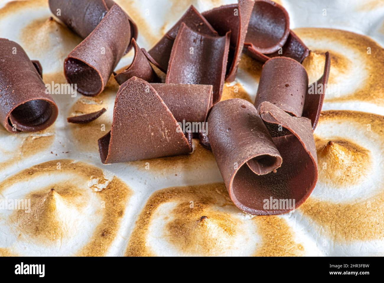 Torta di meringa al cioccolato, dettaglio di primo piano del cibo dolce Foto Stock