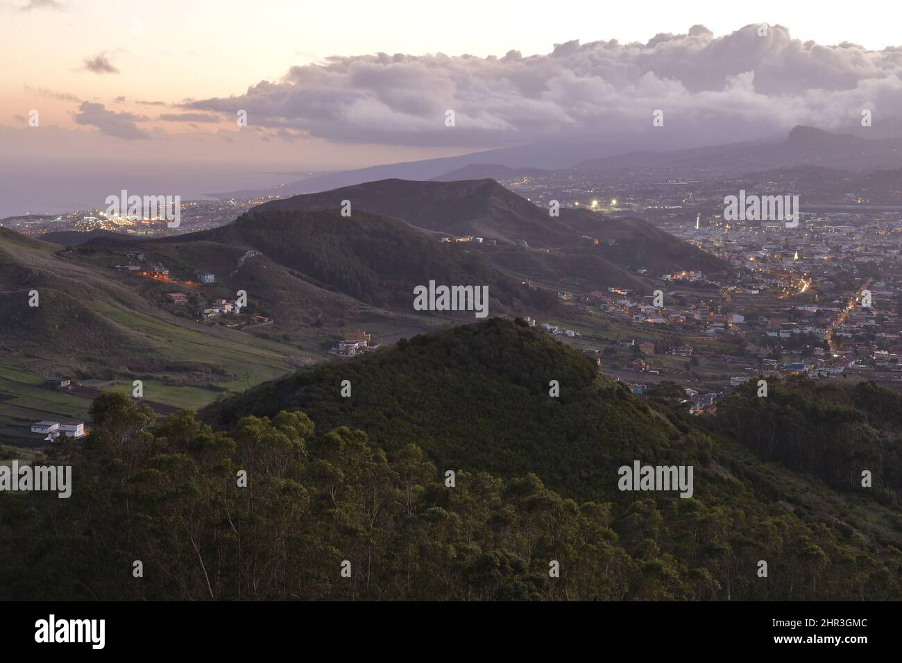 Valle di San Cristobal de la Laguna al crepuscolo, Tenerife Isole Canarie Spagna. Vista dal Mirador de Jardina. Foto Stock