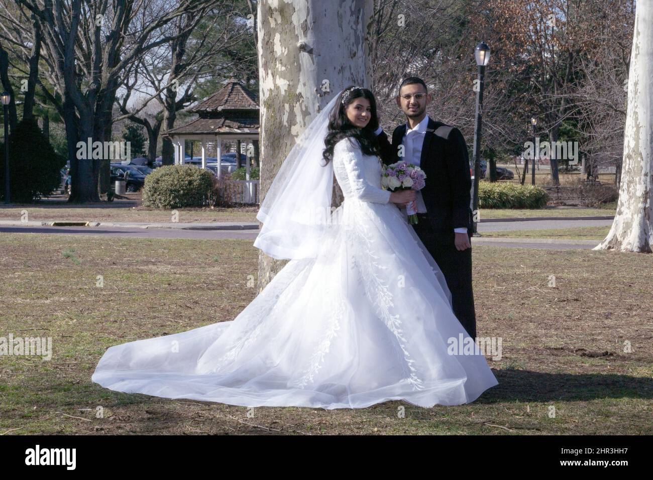 Una coppia ebraica ortodossa posa per le foto di nozze in un parco a Queens, New York in una mite giornata invernale. Foto Stock