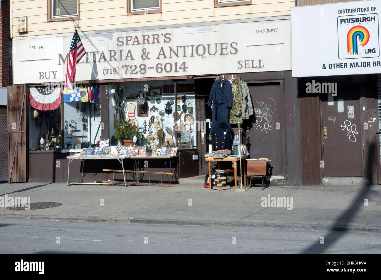 L'esterno di Sparr's Militaria & Antiques a Broadway in Astoria, Queens, New York, un negozio di vecchia scuola in un quartiere hipster. Foto Stock