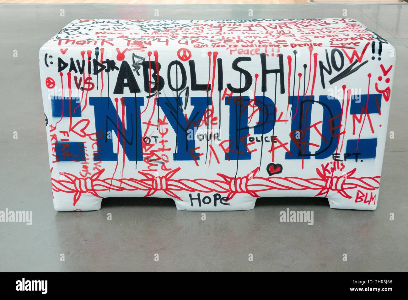 Un compensato e imitazione di schiuma di una barriera della polizia NYPD che gli spettatori sono invitati a scrivere. Al Queens Museum di Flushing Meadows Corona Park, New York Foto Stock