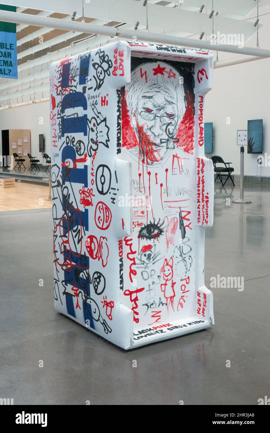 Un compensato e imitazione di schiuma di una barriera della polizia NYPD che gli spettatori sono invitati a scrivere. Al Queens Museum di Flushing Meadows Corona Park, New York Foto Stock