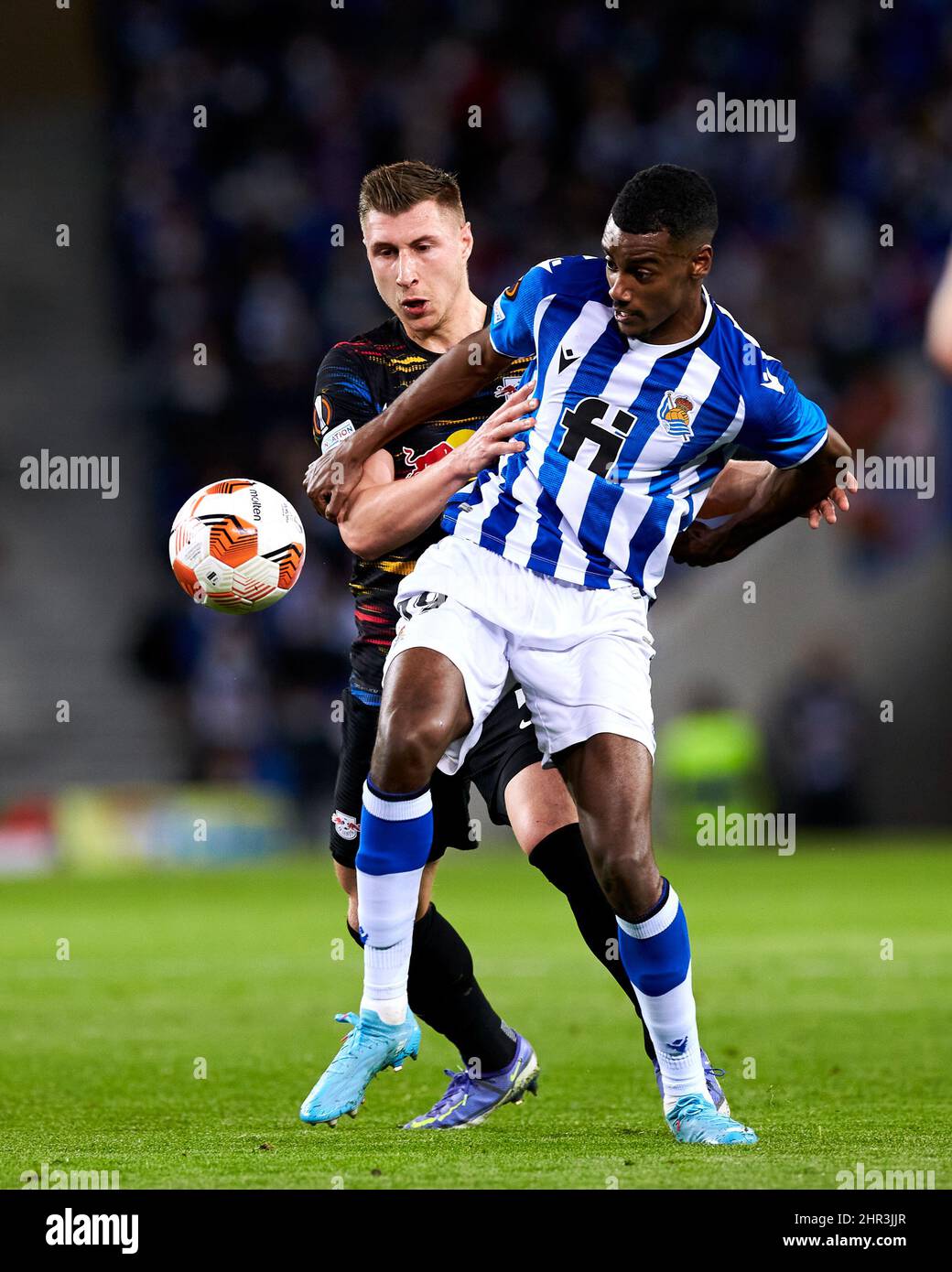 Alexander Isak di Real Sociedad compete per la palla con Willi Orban di RB Leipzig durante la UEFA Europa League, Play-off, partita di calcio a 2nd gambe tra Real Sociedad e RB Leipzig il 24 febbraio 2022 allo stadio Anoeta di San Sebastian, Spagna - Foto: Ricardo Larreina/DPPI/LiveMedia Foto Stock