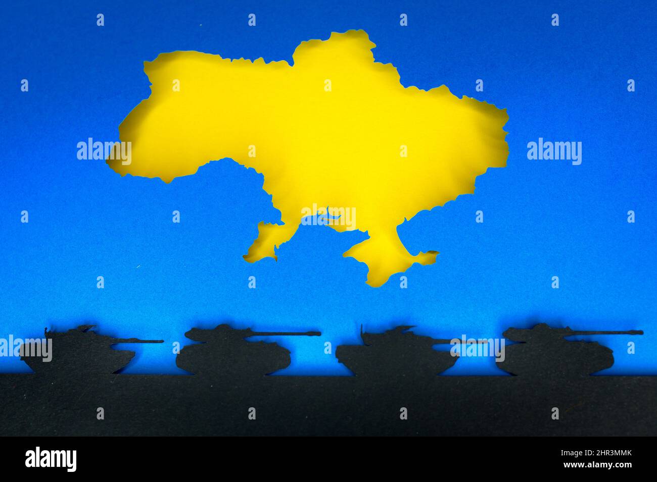 Guerra in Ucraina, foto di illustrazione, Ucraina colori blu e giallo. Silhouette della mappa Ucraina, carri armati neri sullo sfondo. Conflitto tra Russia Foto Stock