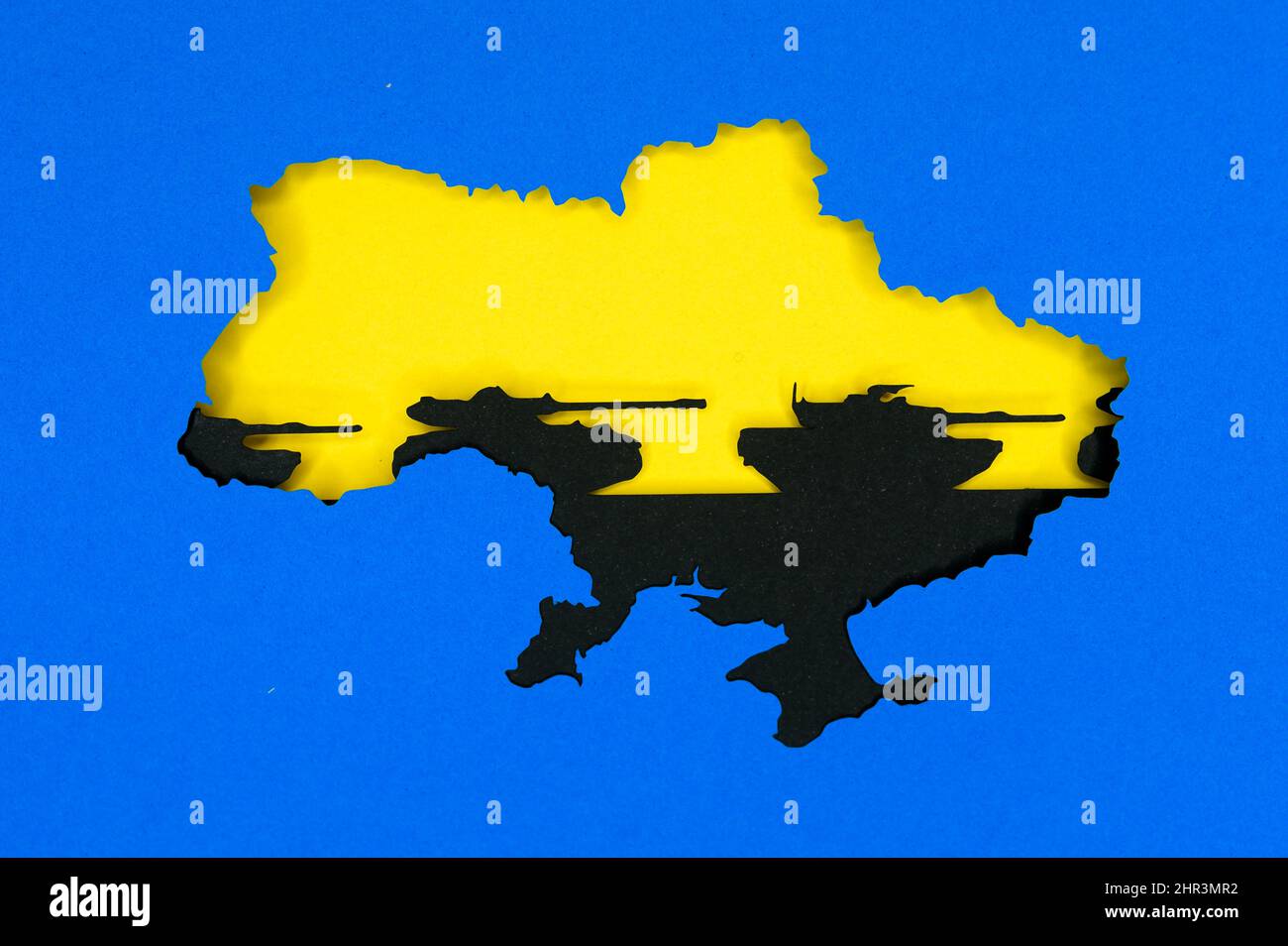 Guerra in Ucraina, foto di illustrazione, Ucraina colori blu e giallo. Silhouette della mappa Ucraina, carri armati neri sullo sfondo. Conflitto tra Russia Foto Stock