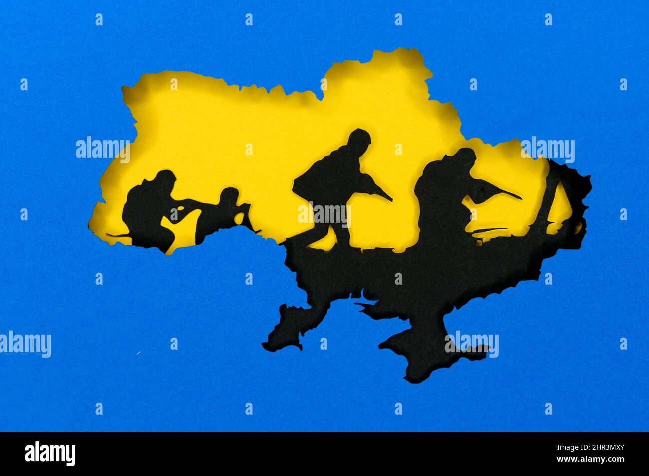Guerra in Ucraina, foto di illustrazione, Ucraina colori blu e giallo. Silhouette della mappa Ucraina, carri armati neri sullo sfondo. Conflitto tra Russia Foto Stock