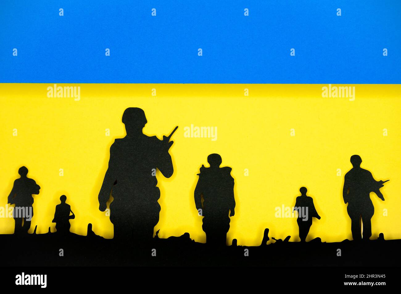 Guerra in Ucraina, foto di illustrazione, Ucraina colori blu e giallo. Silhouette della mappa Ucraina, carri armati neri sullo sfondo. Conflitto tra Russia Foto Stock